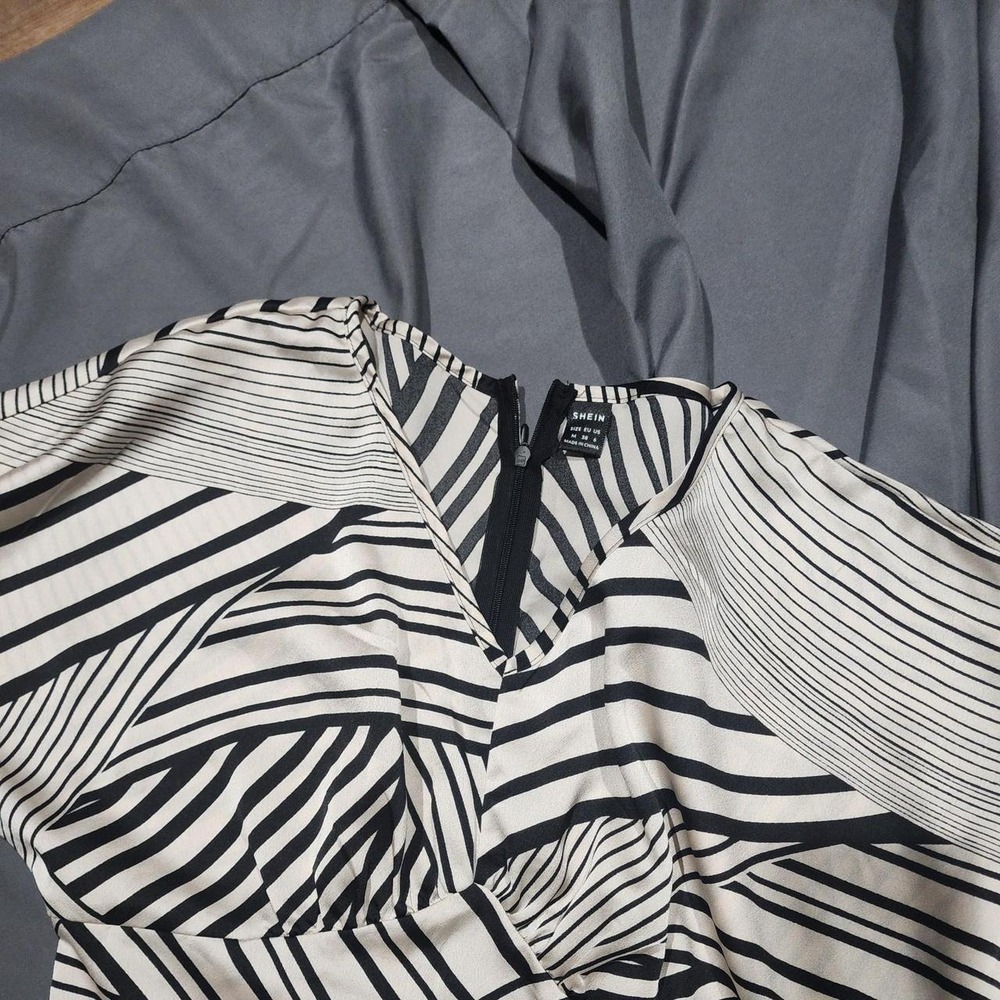Black and white geometric design dress - Picture 4 of 5